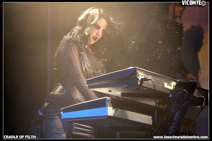 gal/CRADLE_OF_FILTH/2008-12-02_-_Bataclan/38.jpg