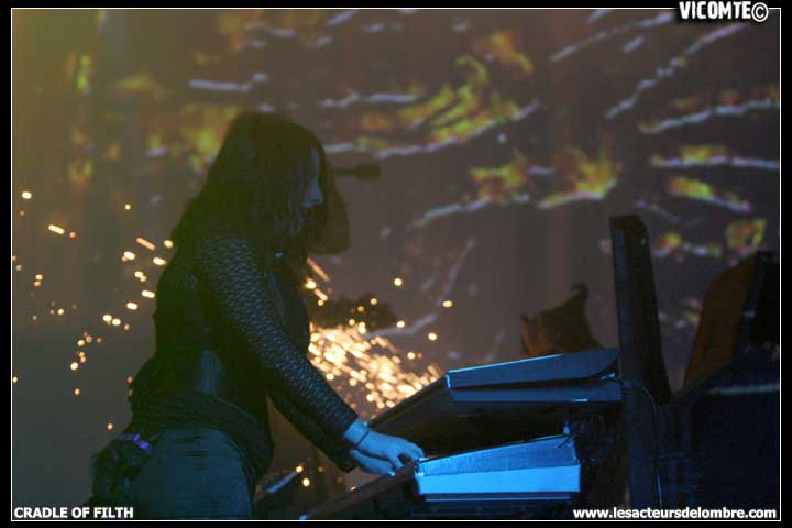 gal/CRADLE_OF_FILTH/2008-12-02_-_Bataclan/72.jpg